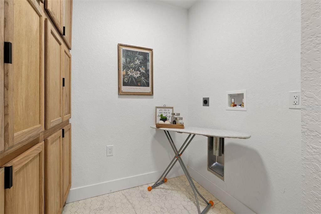 Active With Contract: $750,000 (3 beds, 2 baths, 1836 Square Feet)