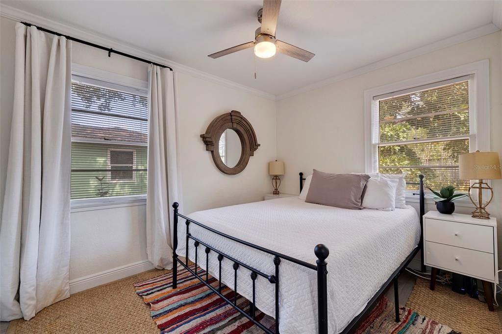 Active With Contract: $392,000 (2 beds, 1 baths, 828 Square Feet)