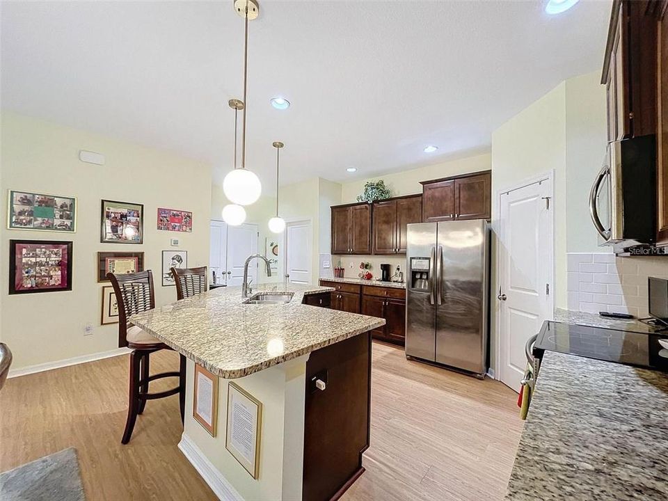 Kitchen with breakfast bar