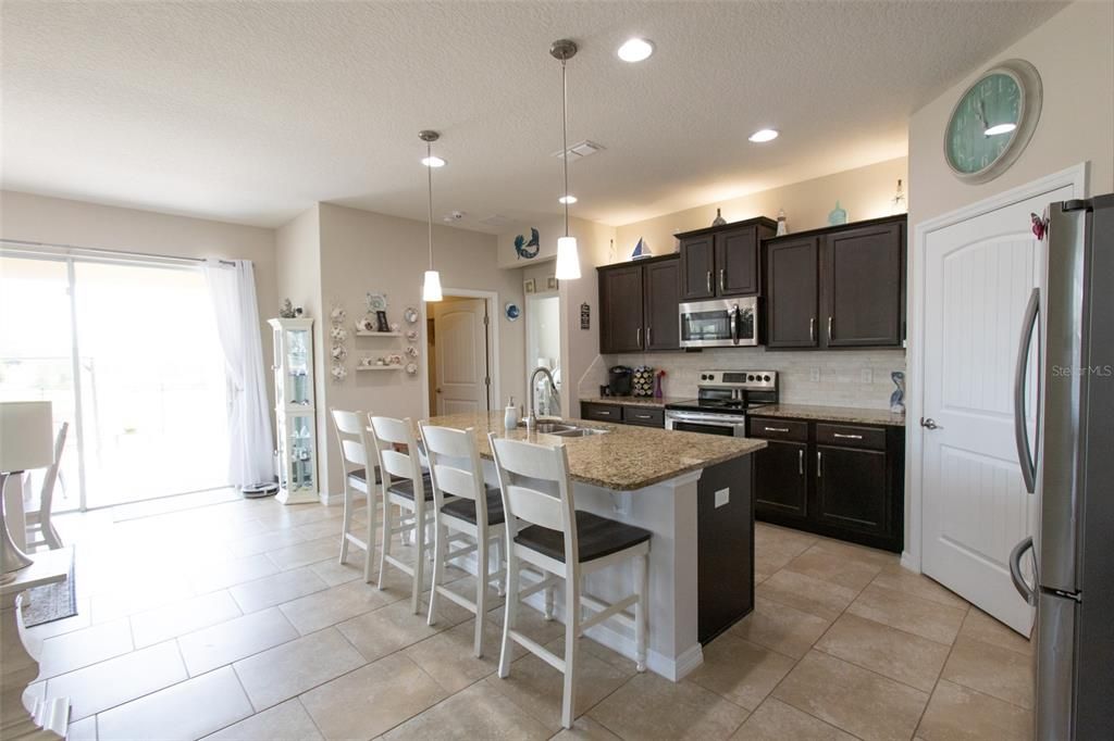For Sale: $368,900 (2 beds, 2 baths, 1852 Square Feet)