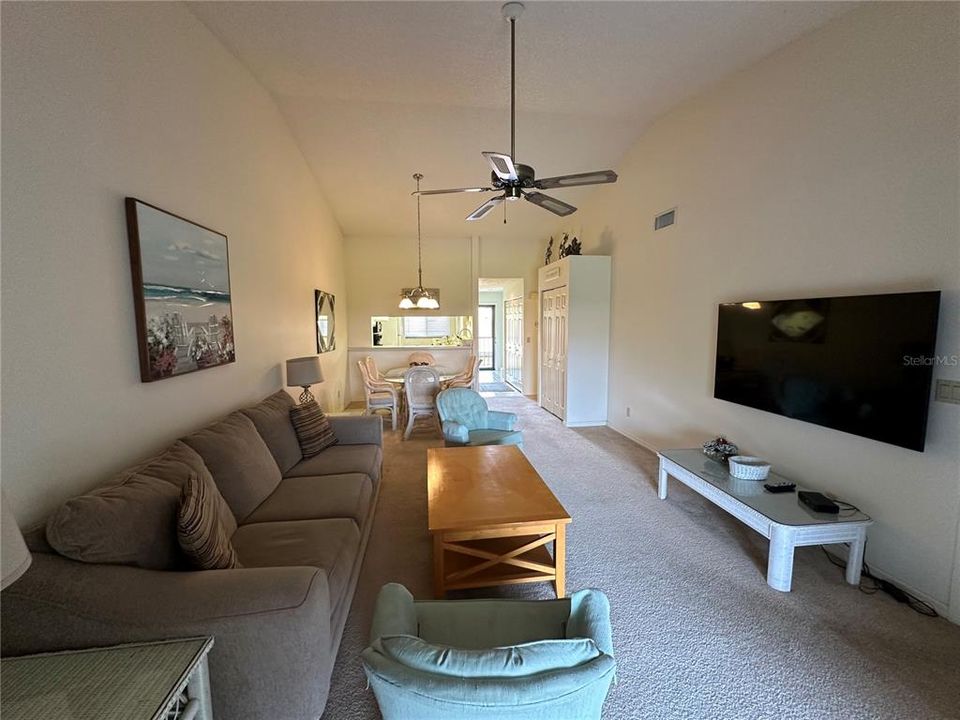 合同活跃: $2,295 (2 贝兹, 2 浴室, 1233 平方英尺)