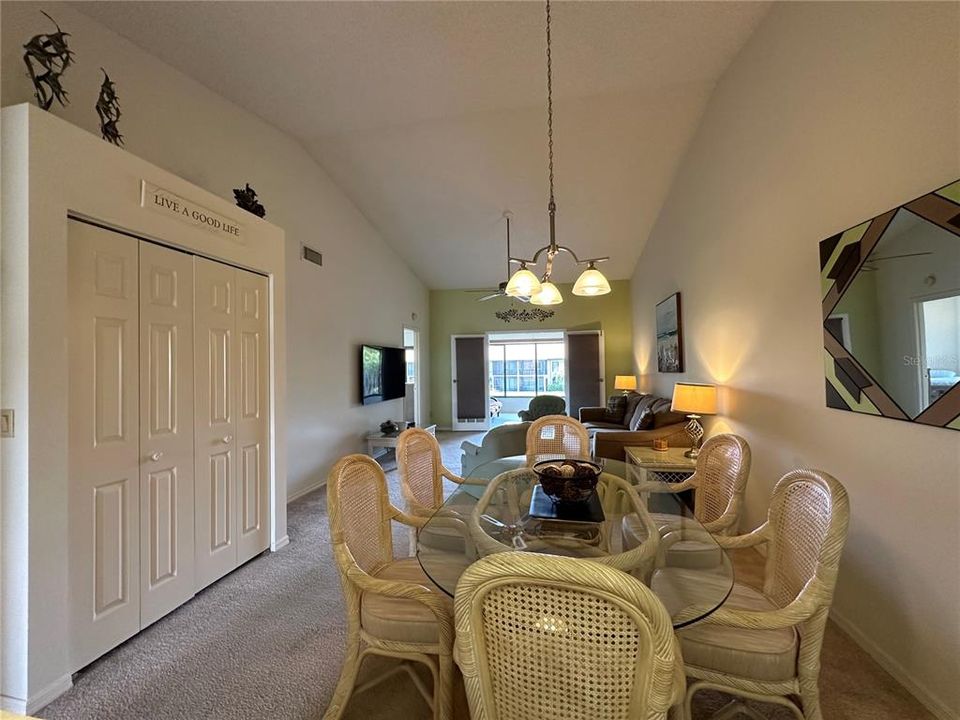 合同活跃: $2,295 (2 贝兹, 2 浴室, 1233 平方英尺)