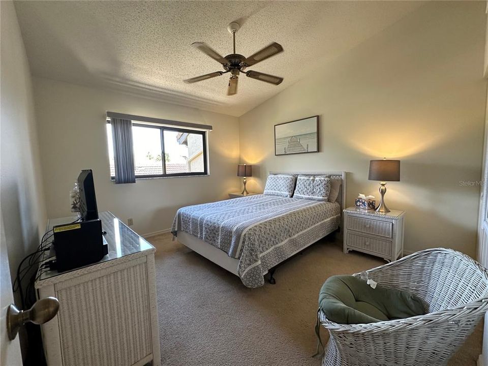 合同活跃: $2,295 (2 贝兹, 2 浴室, 1233 平方英尺)