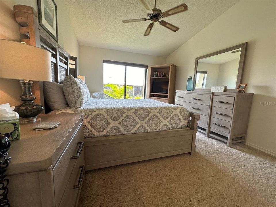 合同活跃: $2,295 (2 贝兹, 2 浴室, 1233 平方英尺)