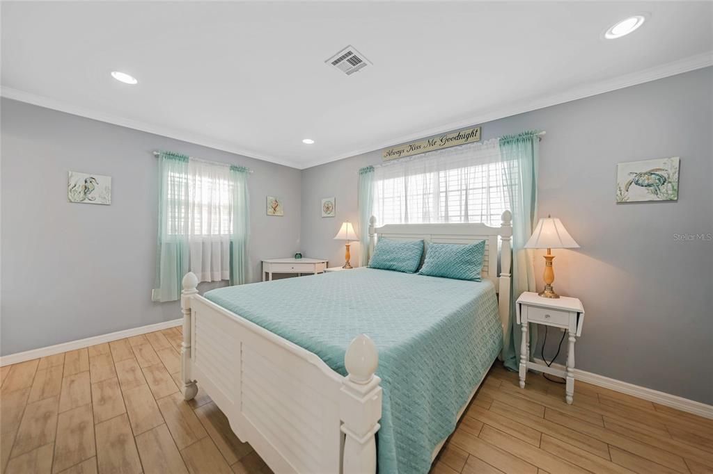 Active With Contract: $249,900 (2 beds, 2 baths, 1412 Square Feet)