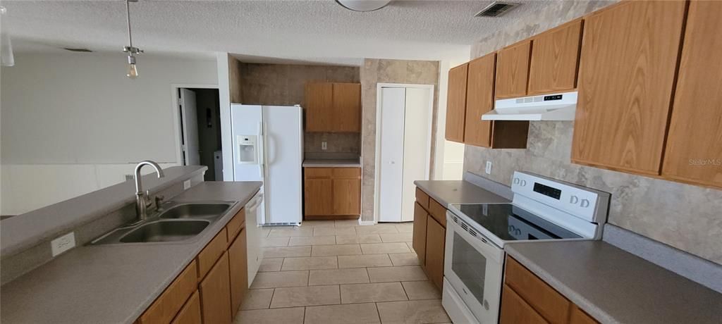 For Rent: $2,500 (4 beds, 2 baths, 2525 Square Feet)