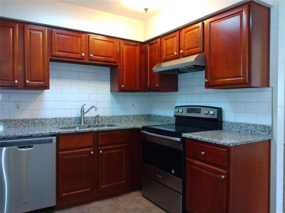 Recently Rented: $1,595 (2 beds, 1 baths, 809 Square Feet)
