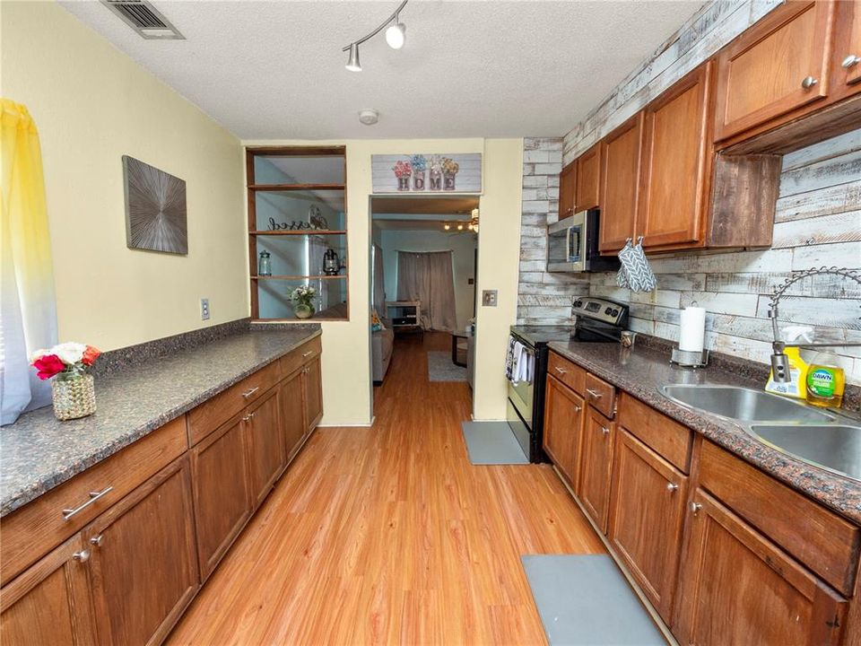 For Sale: $199,000 (2 beds, 1 baths, 672 Square Feet)