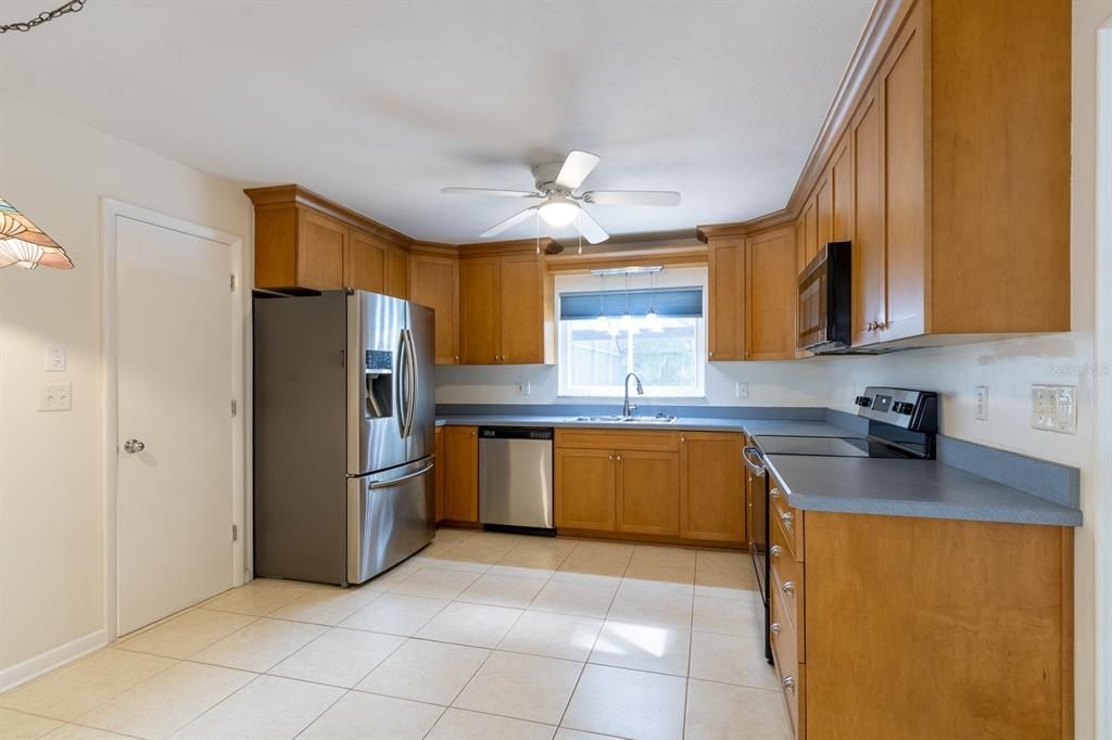 Active With Contract: $420,000 (3 beds, 2 baths, 1954 Square Feet)