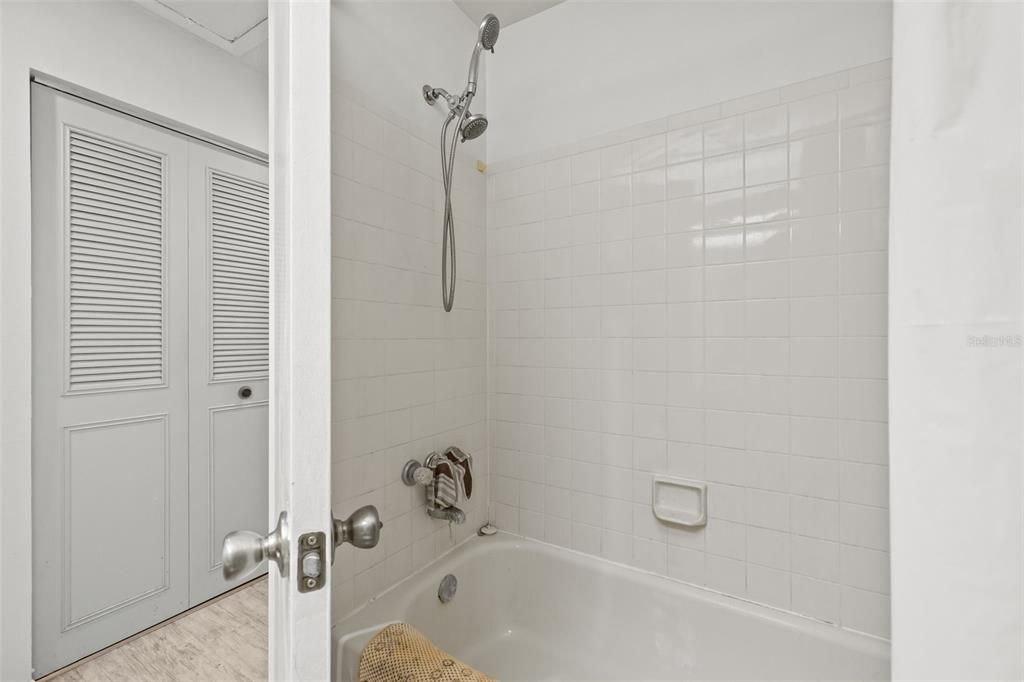 For Sale: $240,000 (2 beds, 1 baths, 843 Square Feet)