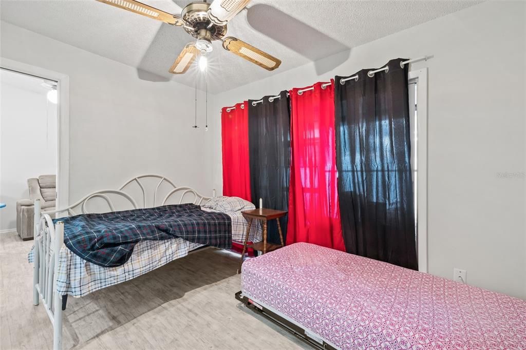 For Sale: $240,000 (2 beds, 1 baths, 843 Square Feet)