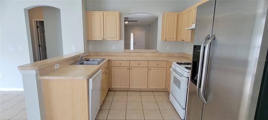 For Rent: $2,245 (4 beds, 2 baths, 1782 Square Feet)