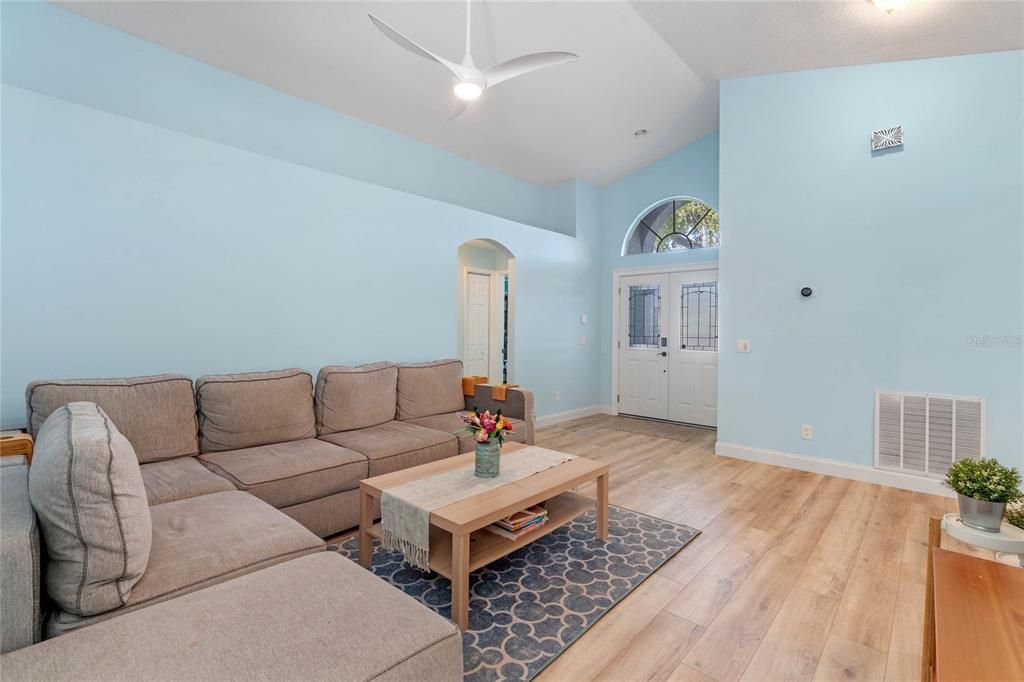 Recently Sold: $415,000 (3 beds, 2 baths, 1394 Square Feet)