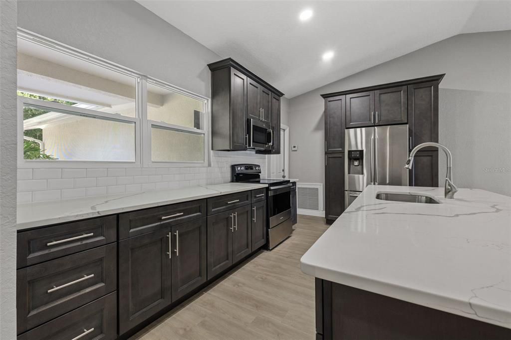 Active With Contract: $389,900 (3 beds, 2 baths, 1275 Square Feet)