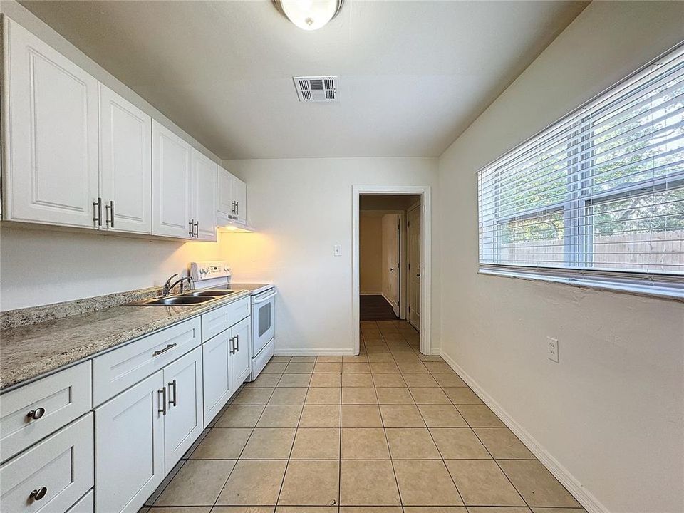 For Rent: $2,200 (3 beds, 2 baths, 1404 Square Feet)