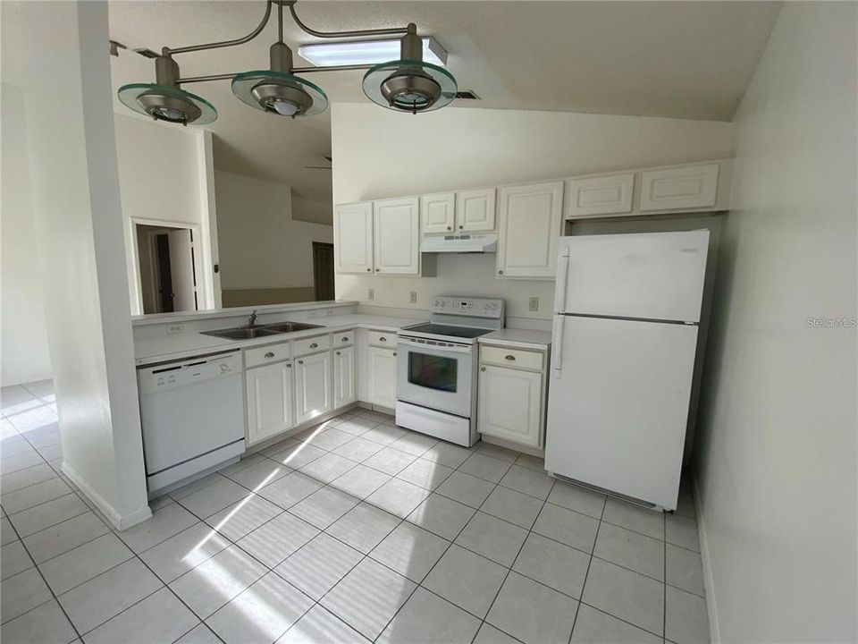 Active With Contract: $1,900 (3 beds, 2 baths, 1200 Square Feet)