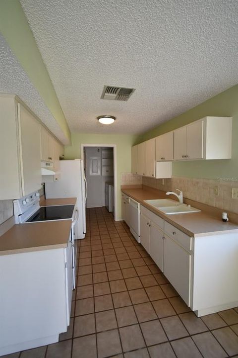 For Sale: $155,900 (2 beds, 2 baths, 1070 Square Feet)