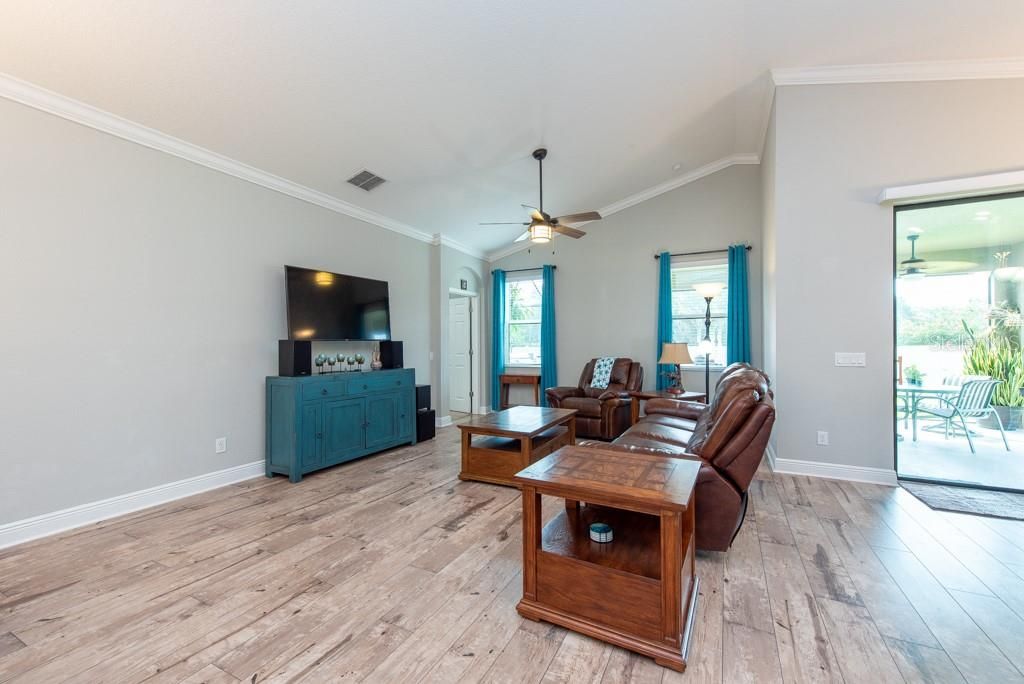 For Sale: $445,000 (3 beds, 2 baths, 1758 Square Feet)