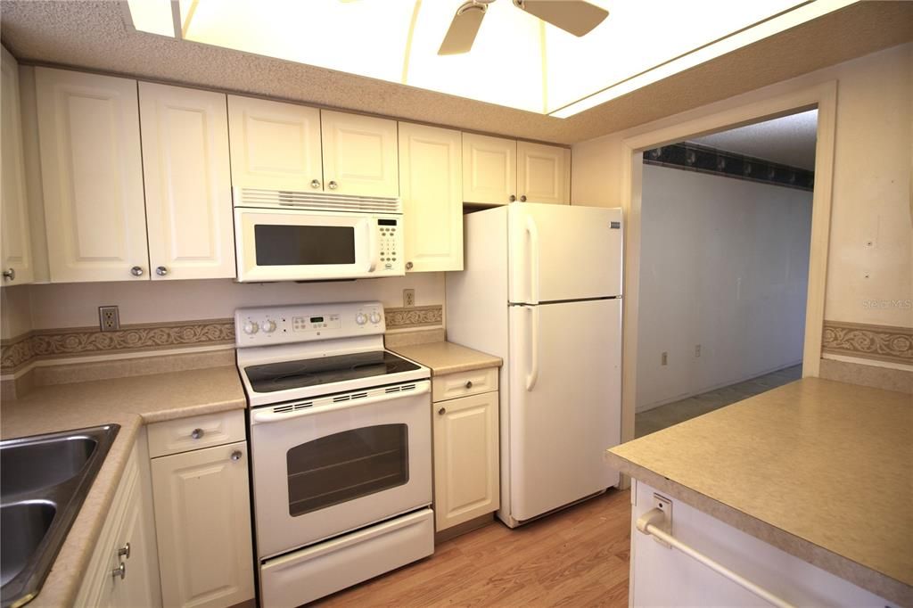For Sale: $115,000 (2 beds, 1 baths, 912 Square Feet)