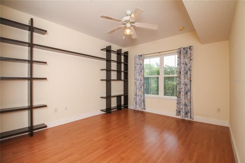 For Sale: $190,000 (1 beds, 1 baths, 744 Square Feet)