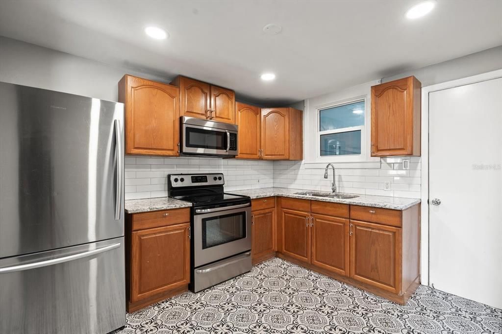 For Sale: $249,900 (2 beds, 1 baths, 832 Square Feet)