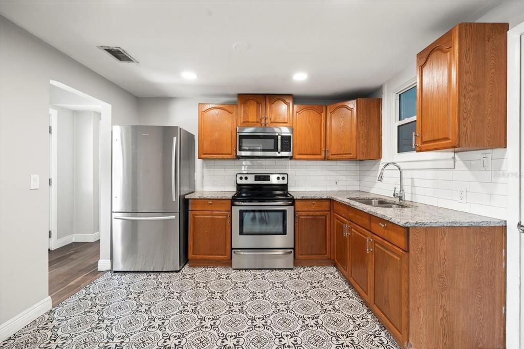 For Sale: $254,800 (2 beds, 1 baths, 832 Square Feet)