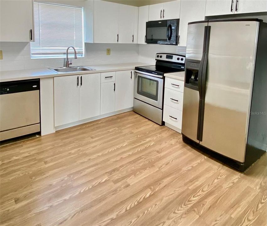 For Sale: $248,000 (3 beds, 1 baths, 902 Square Feet)