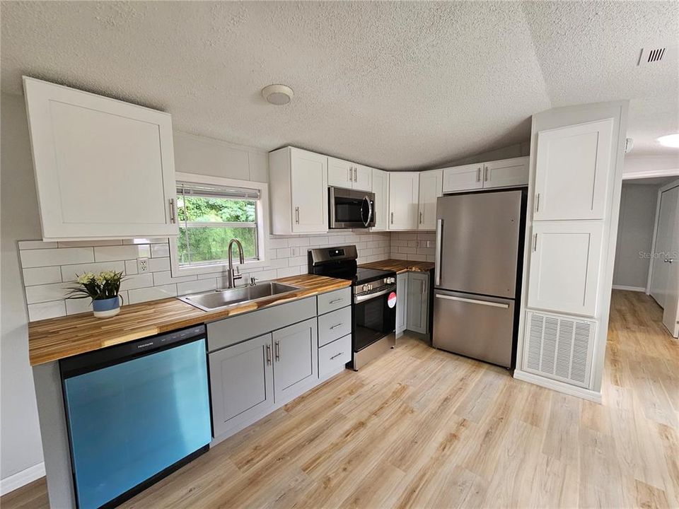 For Sale: $164,500 (2 beds, 1 baths, 728 Square Feet)