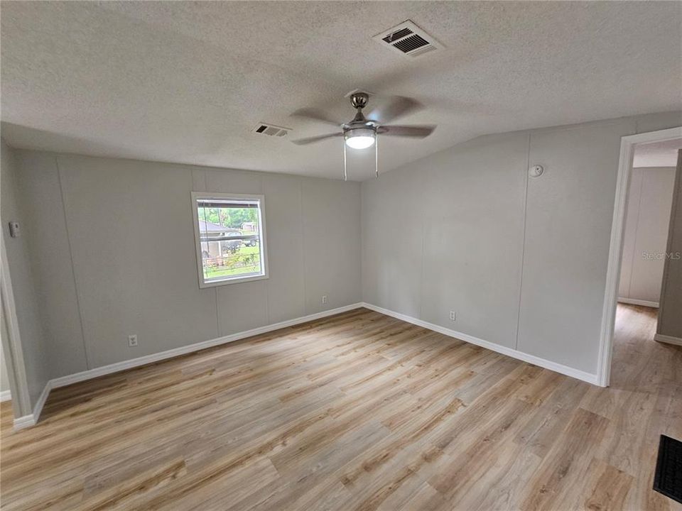 For Sale: $164,500 (2 beds, 1 baths, 728 Square Feet)
