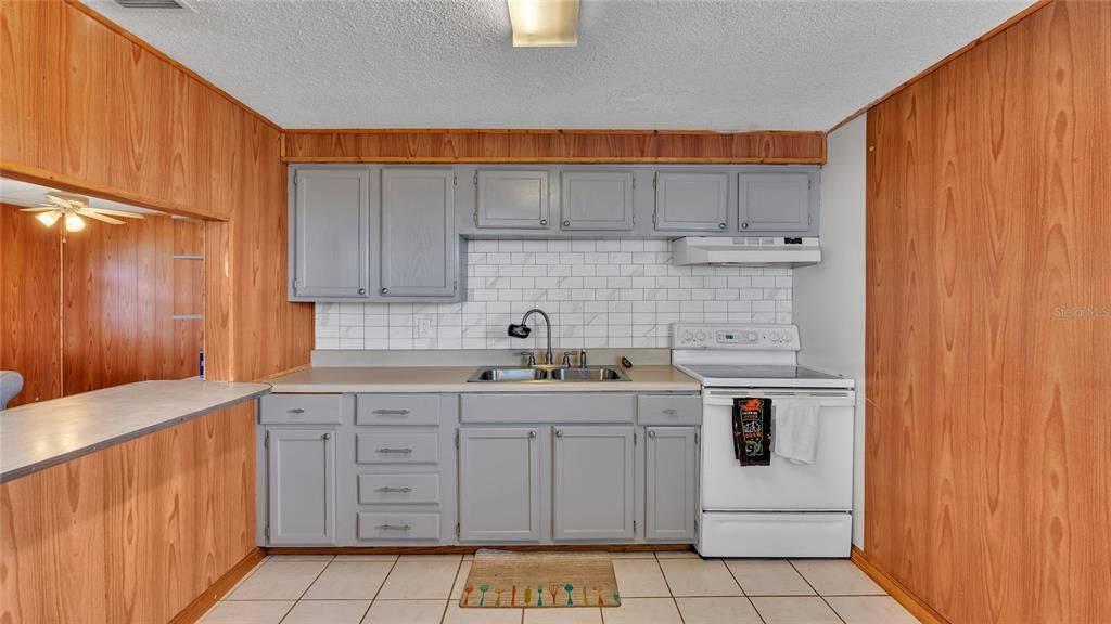 Recently Sold: $184,900 (2 beds, 1 baths, 816 Square Feet)