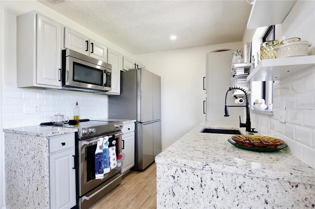 Active With Contract: $2,099 (2 beds, 1 baths, 854 Square Feet)