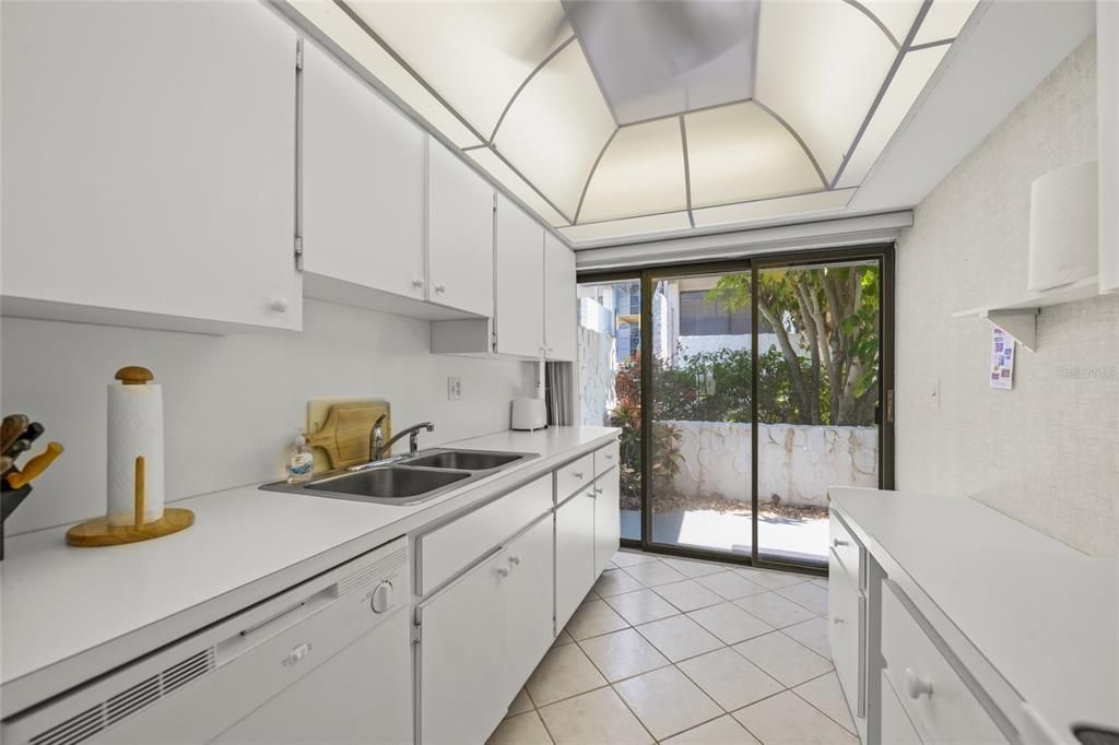 For Sale: $589,000 (2 beds, 2 baths, 934 Square Feet)