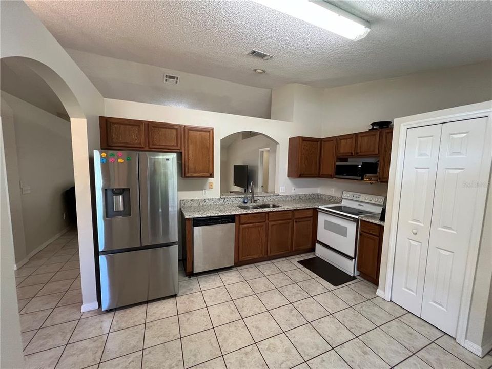 For Sale: $304,900 (3 beds, 2 baths, 1250 Square Feet)