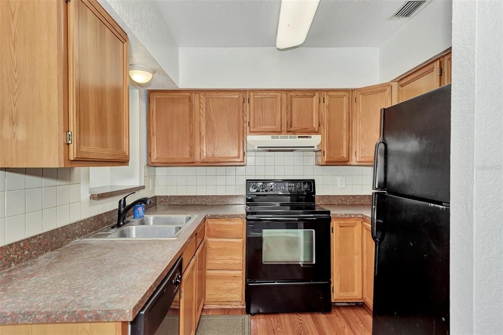 Kitchen w/lots of cabinetry