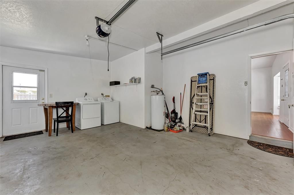 Garage, washer/dryer