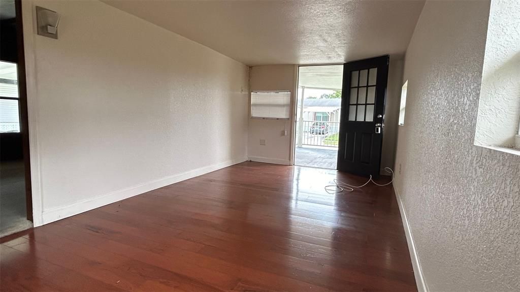 Active With Contract: $1,200 (2 beds, 2 baths, 920 Square Feet)