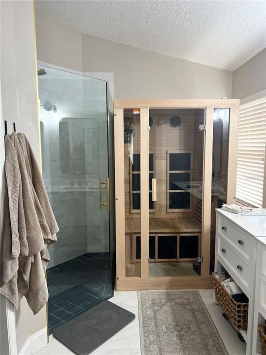 Primary en-suite enclosed shower