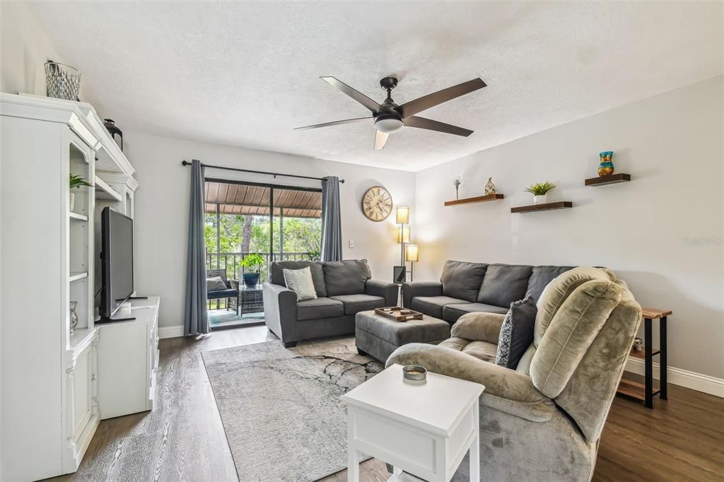 Active With Contract: $230,000 (2 beds, 2 baths, 1220 Square Feet)