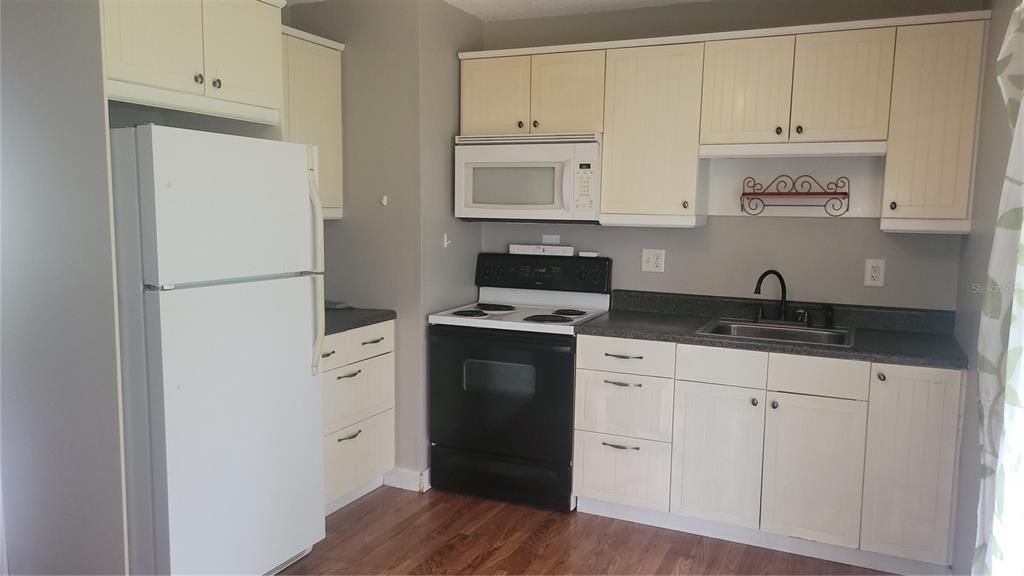 Active With Contract: $139,900 (2 beds, 1 baths, 768 Square Feet)