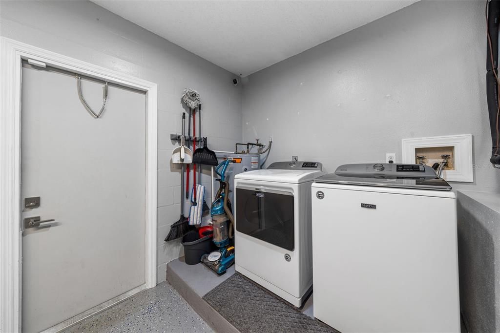 Active With Contract: $199,999 (2 beds, 1 baths, 876 Square Feet)