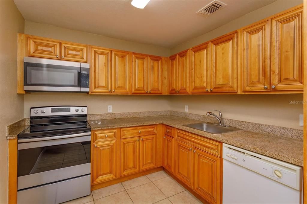 For Sale: $165,000 (2 beds, 2 baths, 1165 Square Feet)