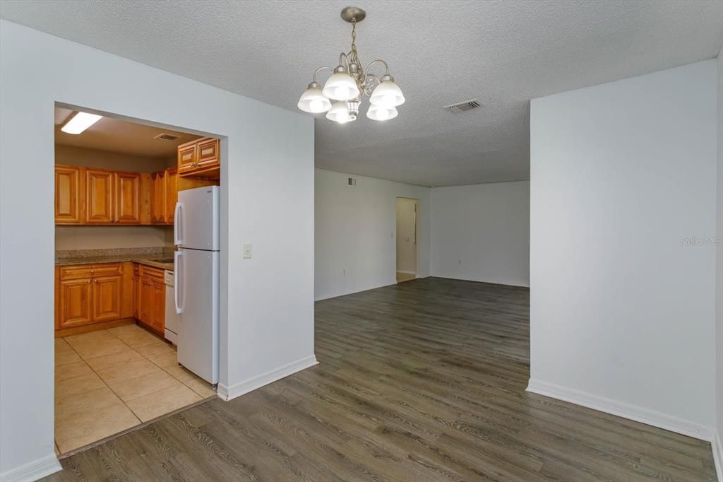 For Sale: $165,000 (2 beds, 2 baths, 1165 Square Feet)