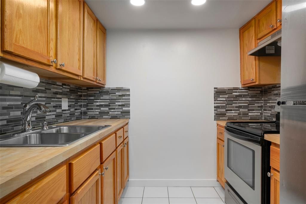 For Sale: $134,000 (1 beds, 1 baths, 605 Square Feet)