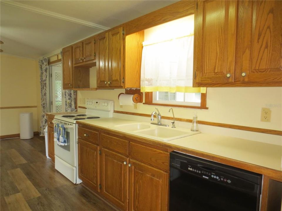 Active With Contract: $145,900 (2 beds, 2 baths, 1468 Square Feet)