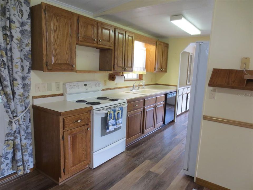 Active With Contract: $145,900 (2 beds, 2 baths, 1468 Square Feet)