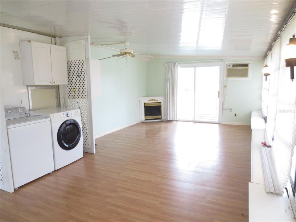 Active With Contract: $145,900 (2 beds, 2 baths, 1468 Square Feet)