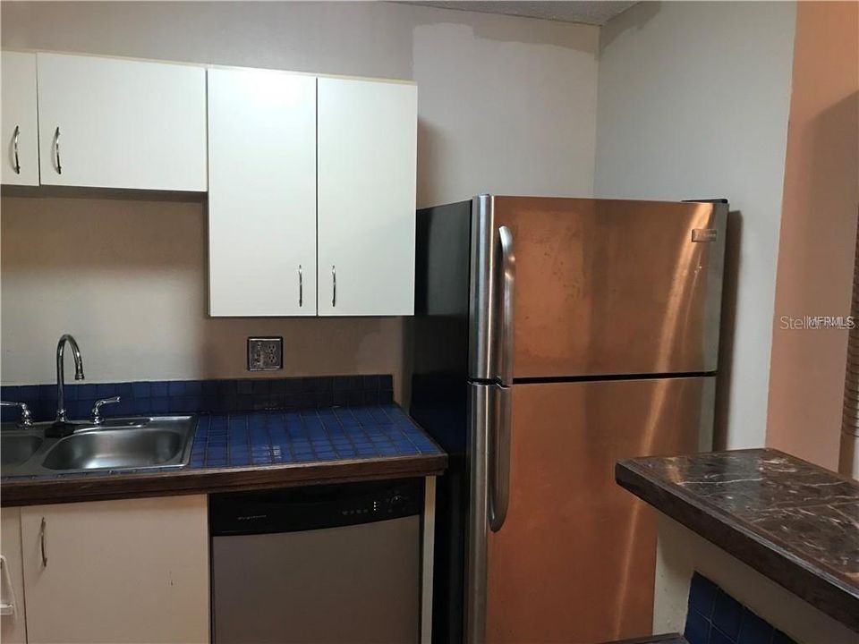 For Rent: $1,250 (1 beds, 1 baths, 712 Square Feet)