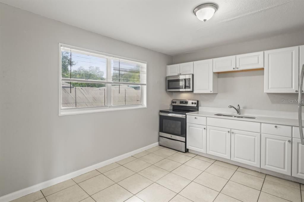 For Sale: $369,000 (3 beds, 2 baths, 1215 Square Feet)