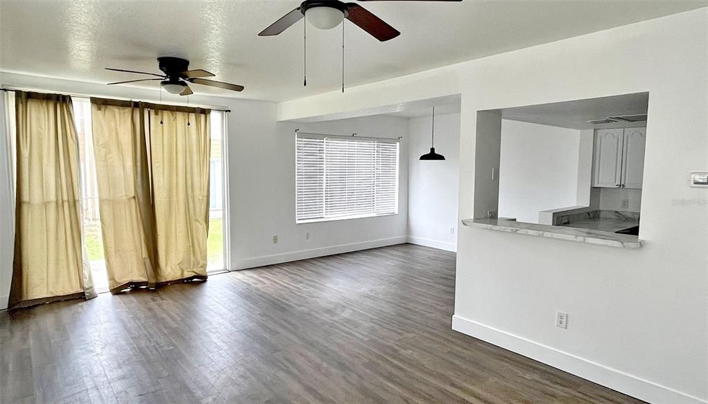 Active With Contract: $1,800 (3 beds, 2 baths, 1081 Square Feet)