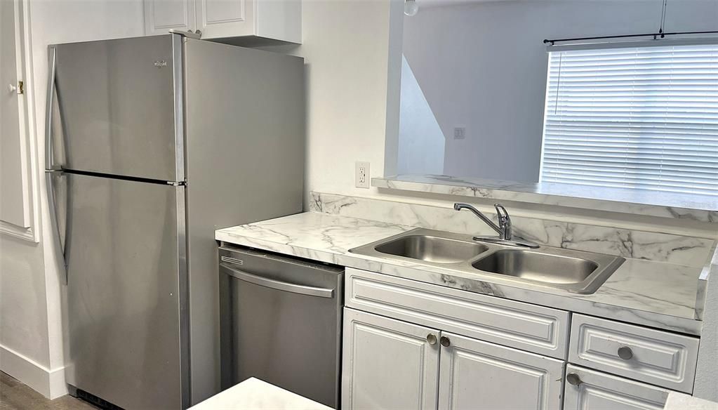 Active With Contract: $1,800 (3 beds, 2 baths, 1081 Square Feet)